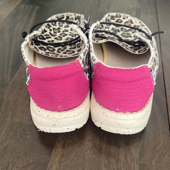 Hey Dude Wendy Youth Cheetah Slip On Shoes Sz Y2 EUC - Picture 13 of 13